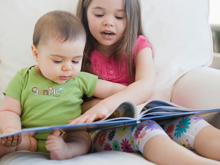 1歲以上的幼兒可以進行更多親子共讀中的活動,例如回答問題、遊玩機關書等