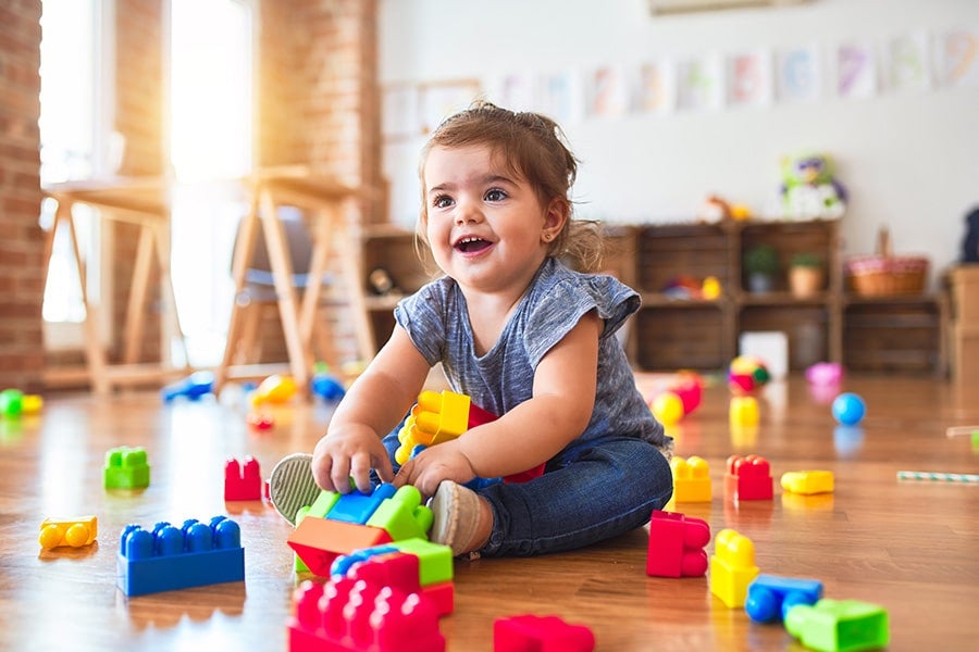 當孩子邁入幼童階段,感覺統合遊戲可促使孩子進行腦力激盪,幫助提升孩子的邏輯思考能力。