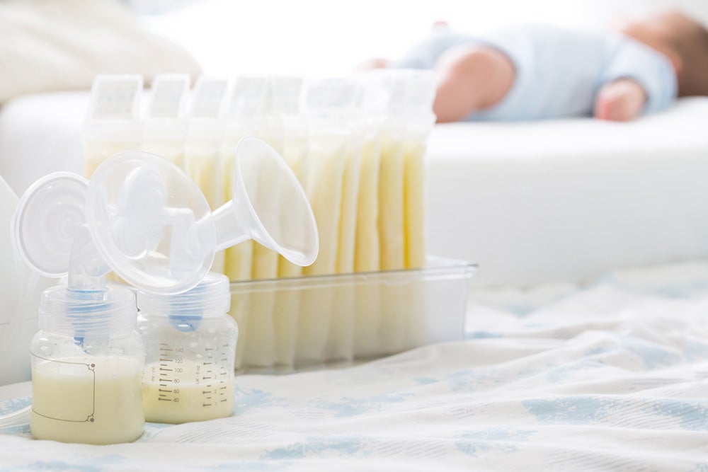 母奶加熱沒喝時,若加熱後的母乳已碰過寶寶的口水,需在常溫一小時內喝完。