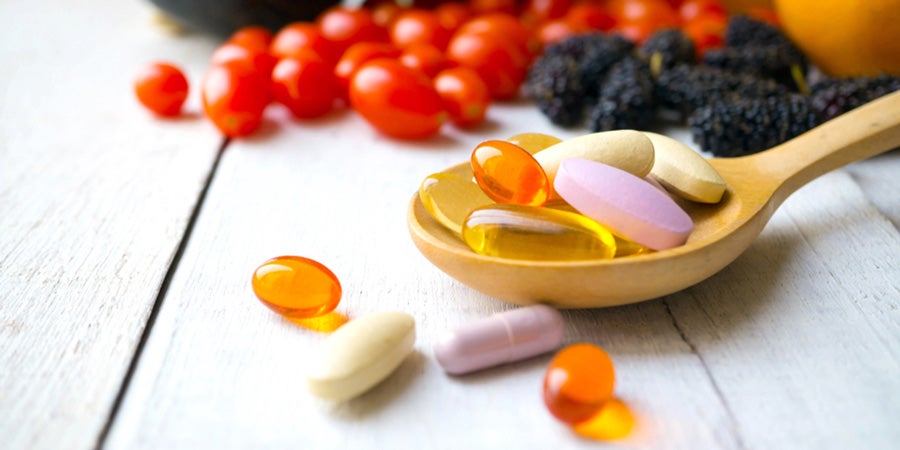 哺乳期補充適量的營養品,能讓寶寶的發育更為順利。