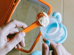 新生兒奶量怎麼計算？參考公式，依寶寶狀況調整奶量