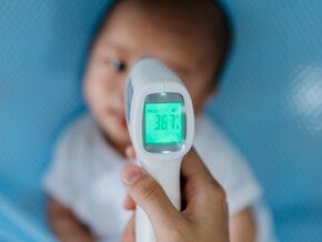 嬰兒體溫多少才正常？正確測量寶寶體溫的６個方法